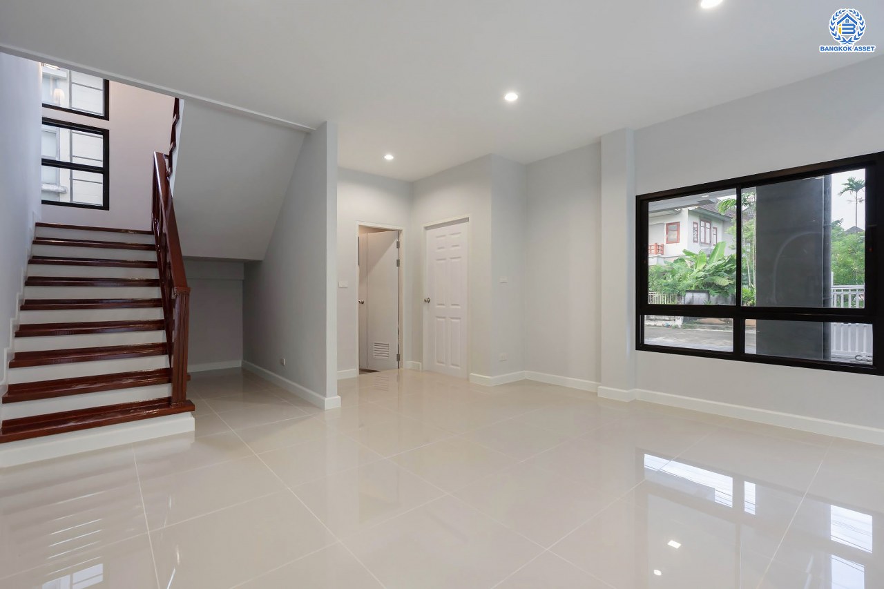 บ้านมือสองตกแต่งใหม่ ม.เนเบอร์โฮม วัชรพล เนื้อที่ 68 ตร.ว. ฟังก์ชัน 3 ห้องนอน 4 ห้องน้ำ 1 ห้องแม่บ้าน จอดรถได้ 2 คัน บนทำเลเชื่อมต่อหลายเส้นทาง ทั้ง ถนนสุขาภิบาล5 ถนนสายไหม และถนนรามอินทรา ใกล้ทางด่วน "ฉลองรัช" และรถไฟฟ้าสายสีเขียว "สถานีสายหยุด"